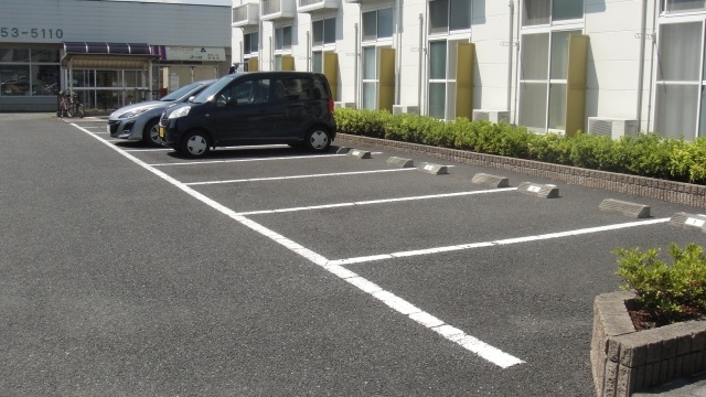 Parking lot. Parking is a monthly 4.620 yen.