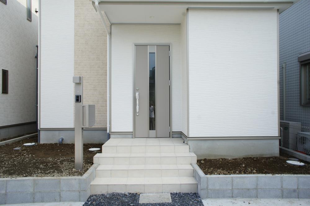 Entrance. Local (September 2013) Shooting