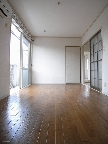 Living and room. Good per sun! Western-style 6 Pledge