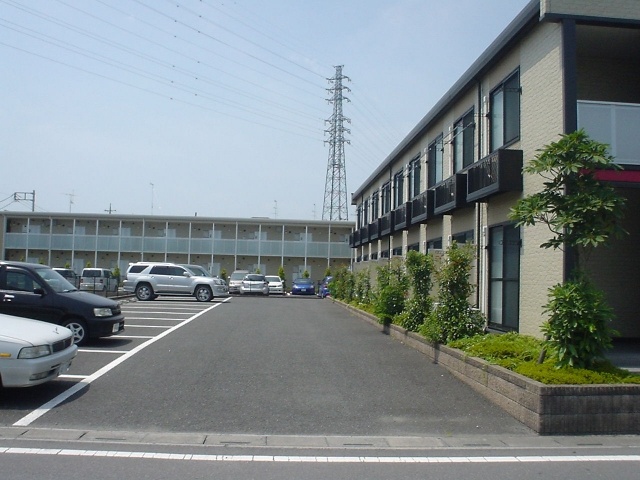 Parking lot. Parking is a monthly 4.620 yen.