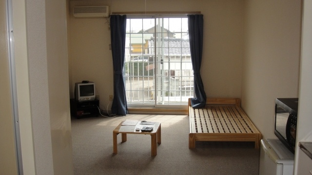 Living and room. Internet is also unlimited per month 1.600 yen. 