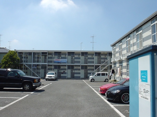 Parking lot. Parking is a monthly 4.620 yen.