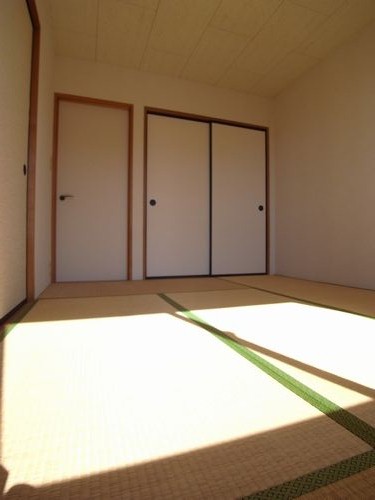 Living and room. Storage lot! Japanese-style room 6 quires