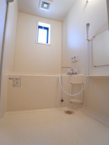 Bath. Bright bathroom! Economical Reheating