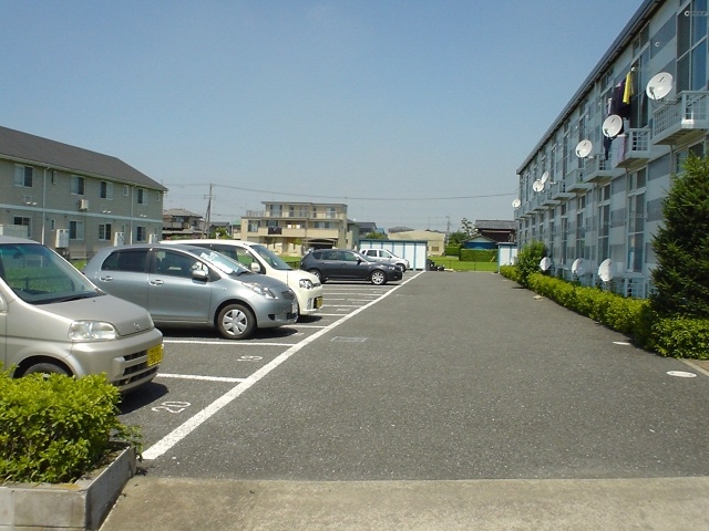Parking lot. Parking is a monthly 4.620 yen.