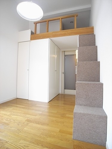 Living and room. Western-style 6 Pledge