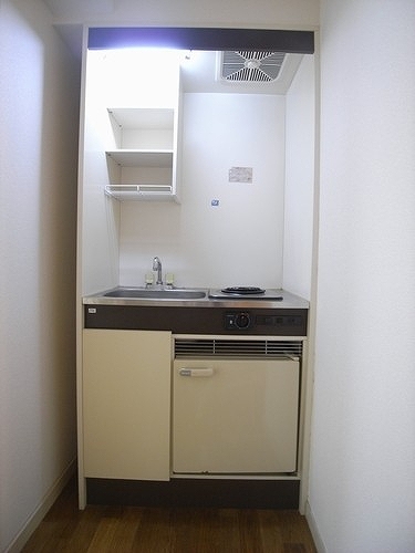 Kitchen. 1-neck electric stove with!