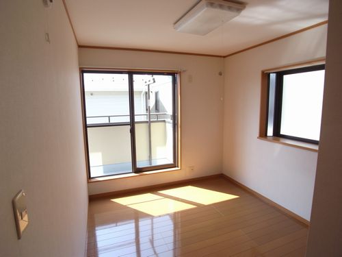 Living and room. 2 Kaiyoshitsu 5.3 Pledge Second floor There are three room