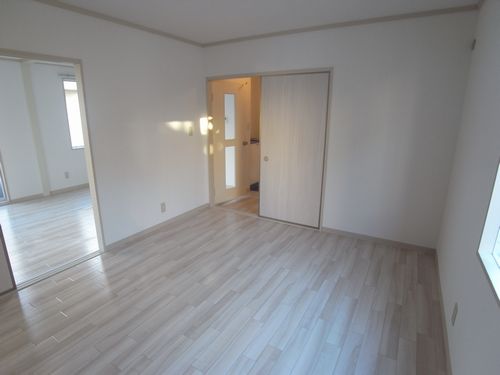 Living and room. Western-style 6.8 Pledge Pipe hanger storage