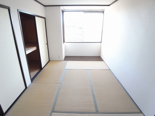 Living and room. Japanese-style room 6 quires