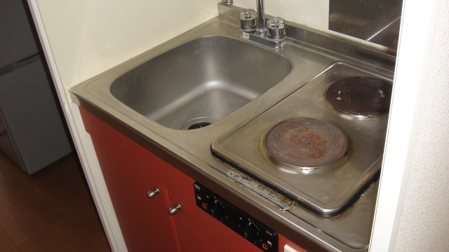 Kitchen. 2-neck is the electric stove in the kitchen.