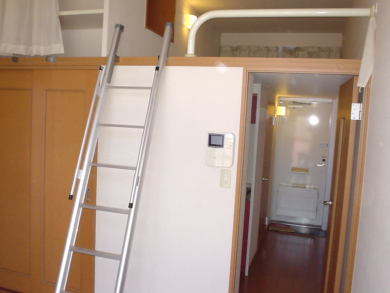 Living and room. Living room part loft part there about 6 Pledge also there is a breadth of about 4 quires. 