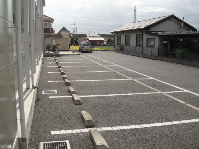 Parking lot. Parking is a monthly 4.720 yen.