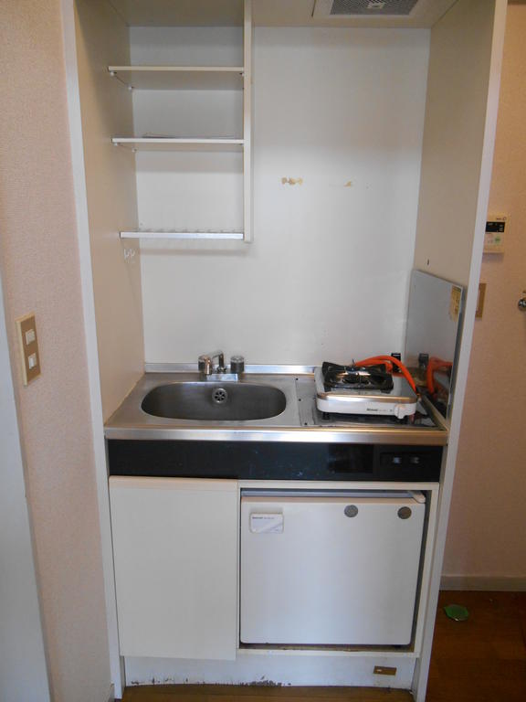 Kitchen. 1 lot gas stoves ・ Mini fridge
