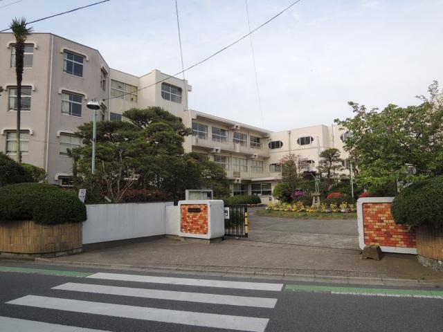 Primary school. 1340m to the center primary school