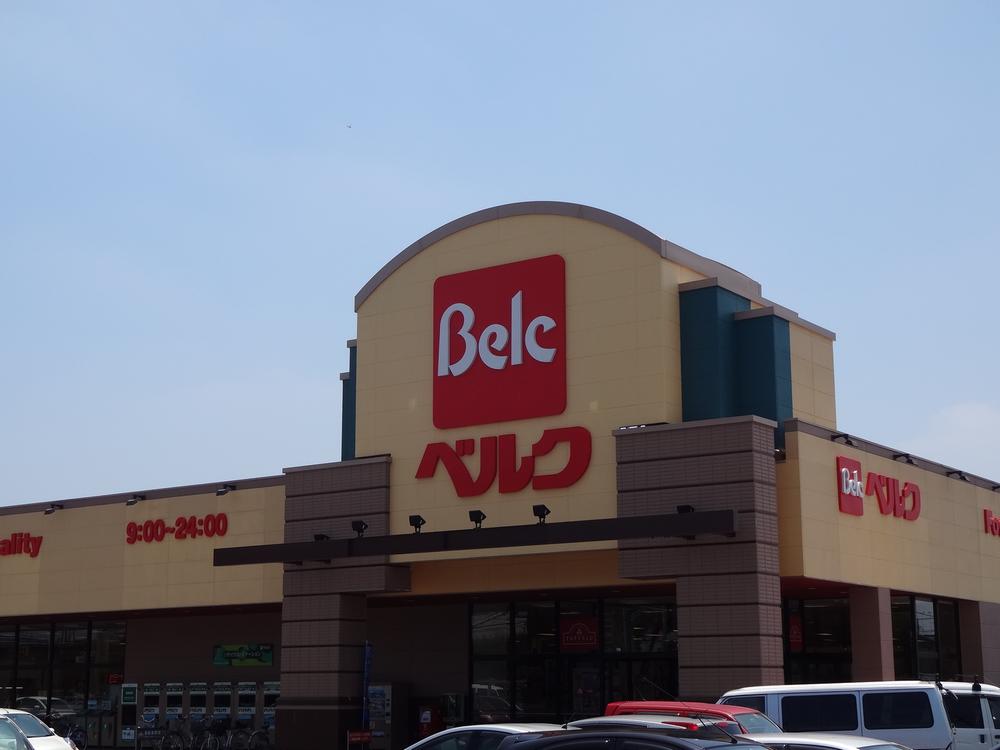 Supermarket. 1480m to Berg