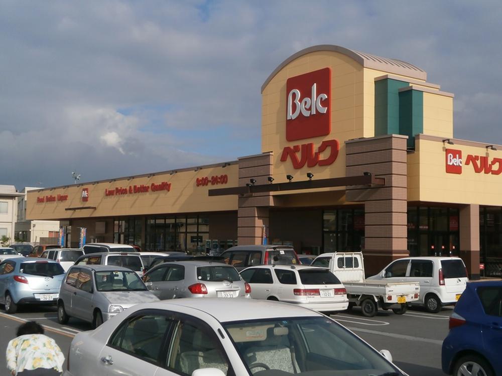 Supermarket. 450m to Berg