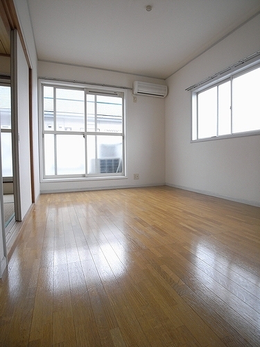 Living and room. A bright room with two-sided window! 