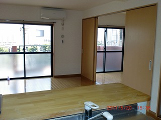 Living and room. Living Western-style overlooks also from the kitchen.