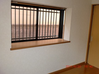 Living and room. It attaches grid is on the north side Western-style.