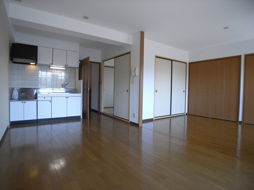 Living and room. Spacious LDK! 15 Pledge Air-conditioned There is a large capacity storage