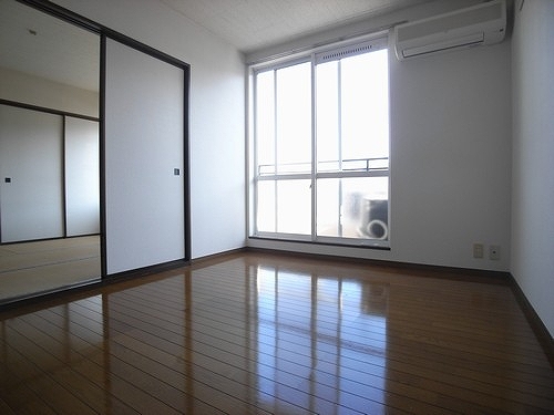 Living and room. Western-style 6 Pledge Air-conditioned