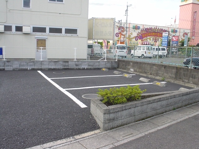 Parking lot. Parking is a monthly 4.620 yen.