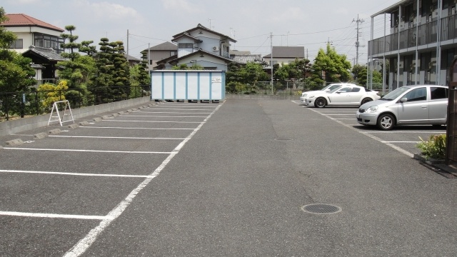 Parking lot. Parking is a monthly 4.720 yen.