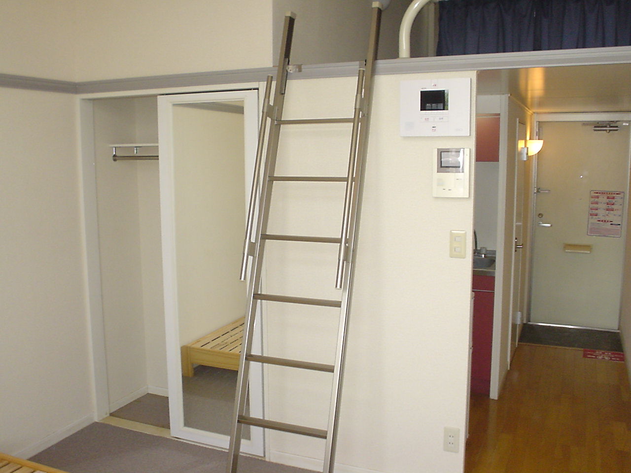 Living and room. Internet is unlimited per month 1.600 yen.