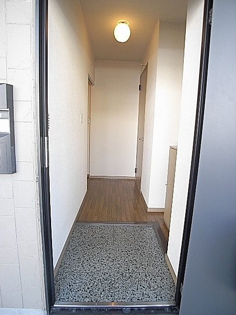 Entrance. It comes with a shoebox!