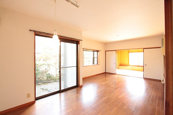 Living and room. 1F: living 12.5 Pledge