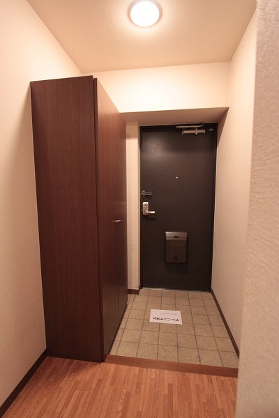 Entrance. Some differences there per room difference photo