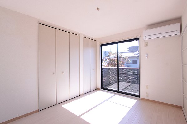 Living and room. Western-style 6 Pledge