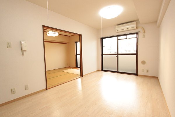 Living and room. Some differences there per room difference photo