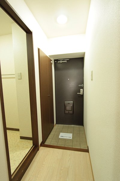 Entrance. Some differences there per room difference photo