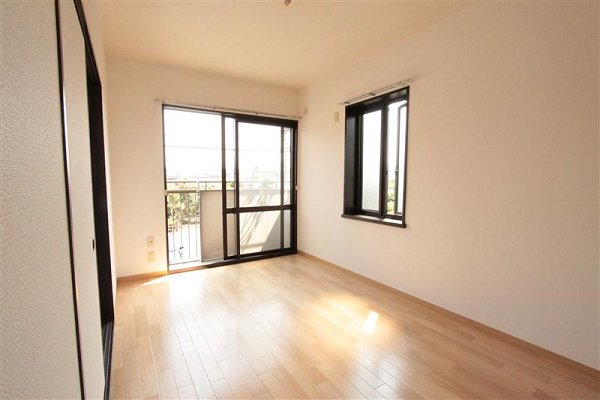 Living and room. Some of the differences have per room difference photo