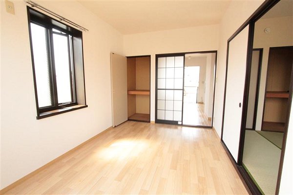 Living and room. Some of the differences have per room difference photo