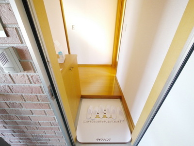 Entrance. Wide entrance space