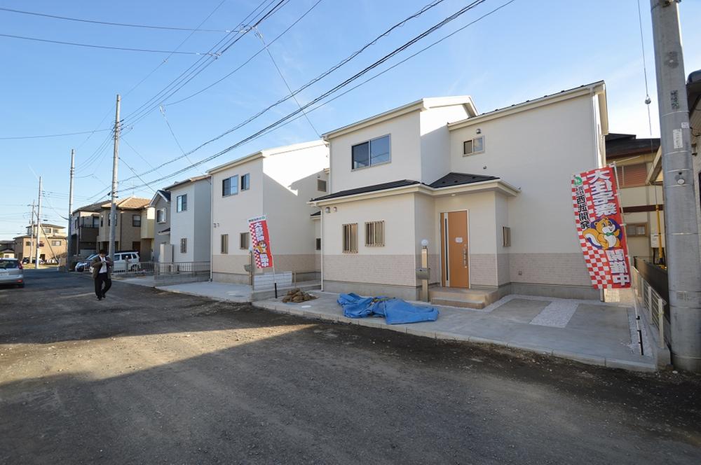 Local photos, including front road. Local (12 May 2013) Shooting