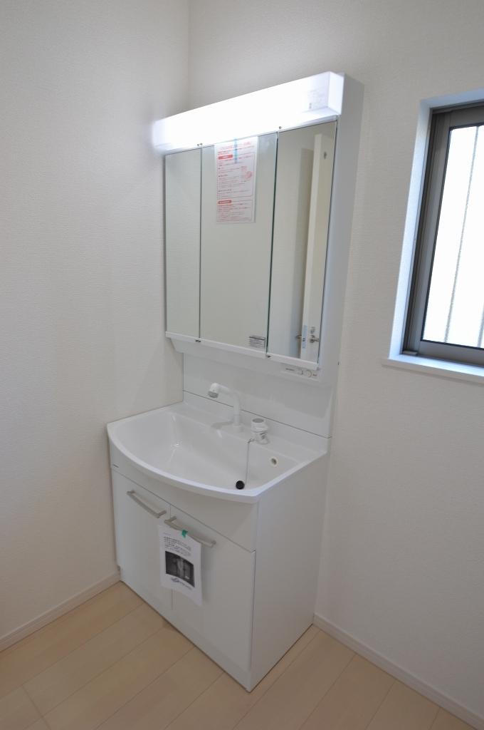 Wash basin, toilet. Indoor (12 May 2013) Shooting