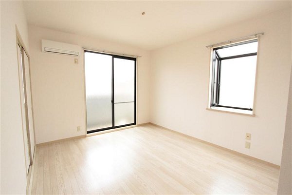 Living and room. Some of the differences have per room difference photo