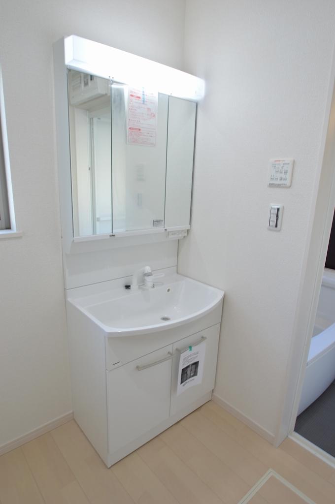 Wash basin, toilet. Indoor (12 May 2013) Shooting