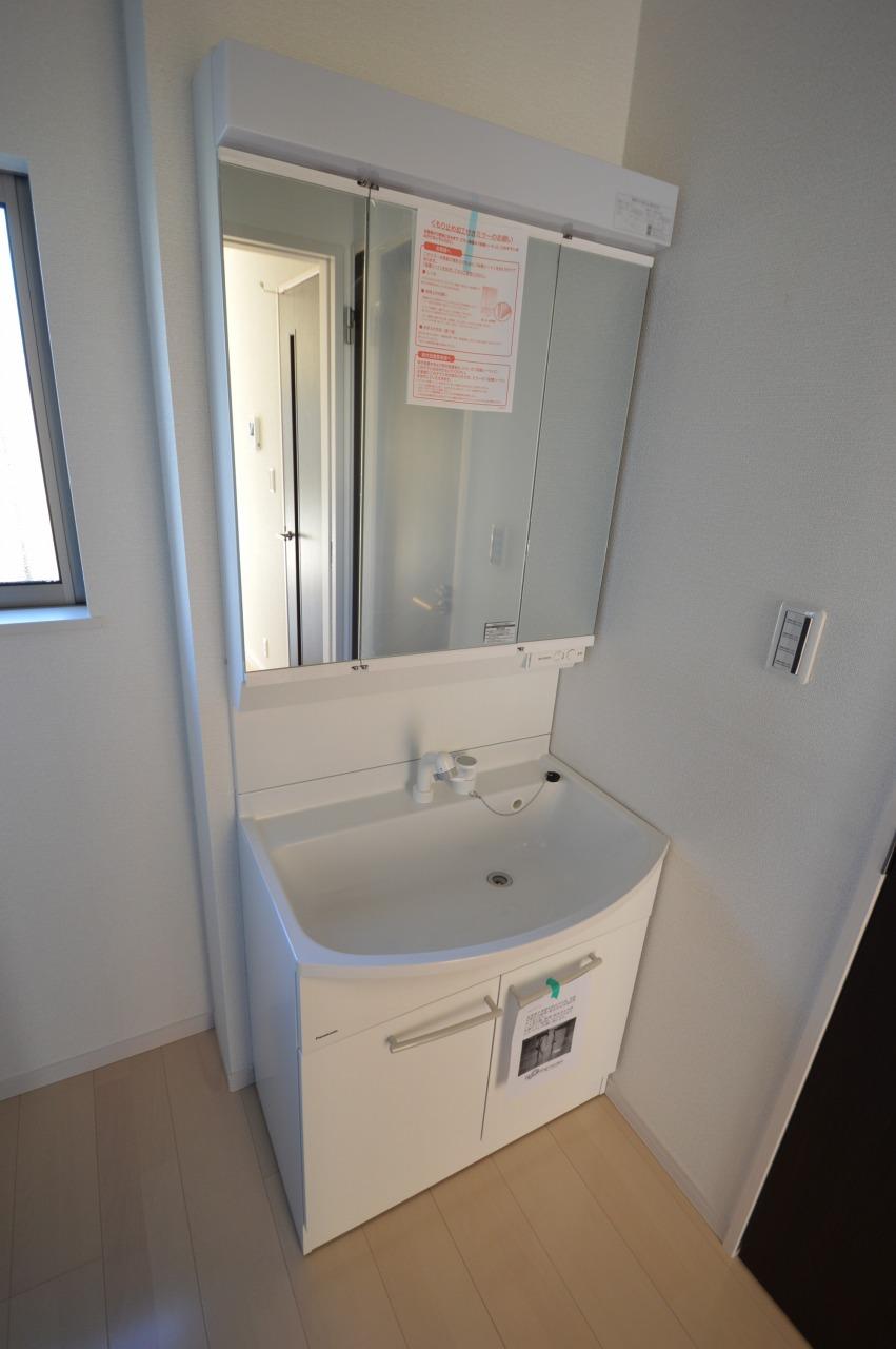 Wash basin, toilet. Site (December 2013) Shooting