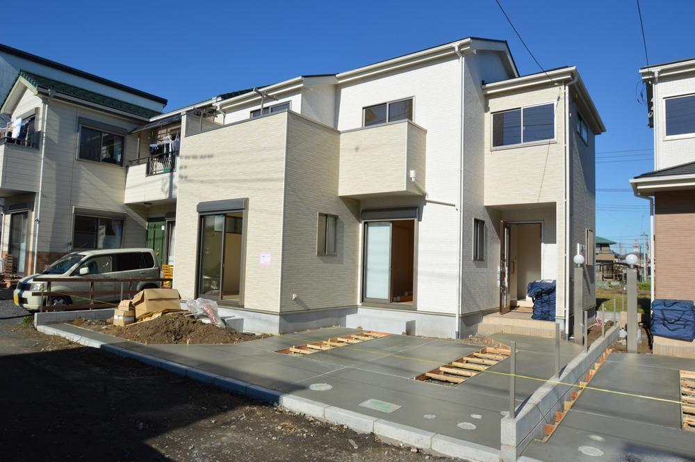 Local photos, including front road. Site (December 2013) Shooting