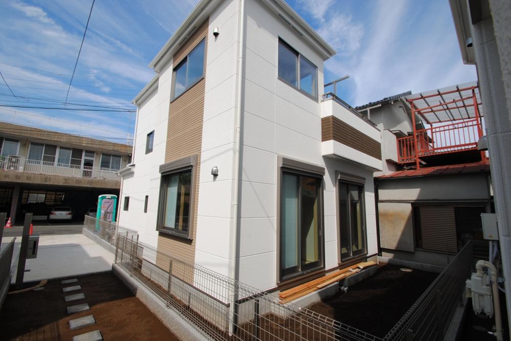 Local photos, including front road. Local (11 May 2013) Shooting