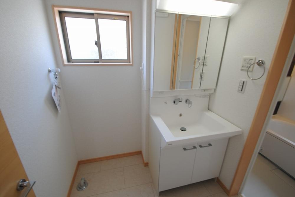 Wash basin, toilet. Indoor (11 May 2013) Shooting