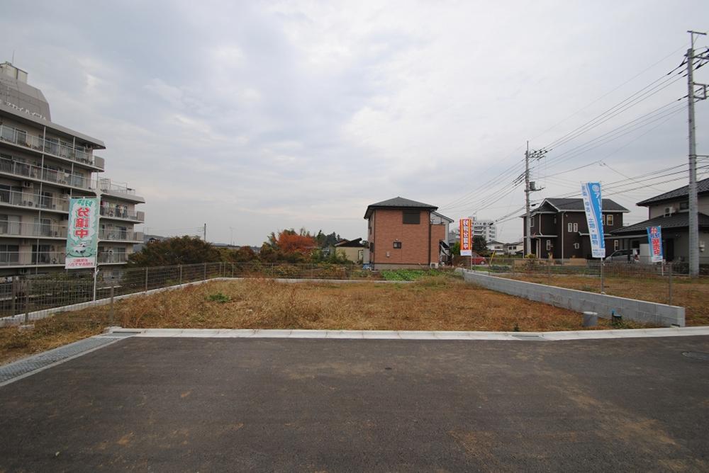 Local photos, including front road. Local (11 May 2013) Shooting