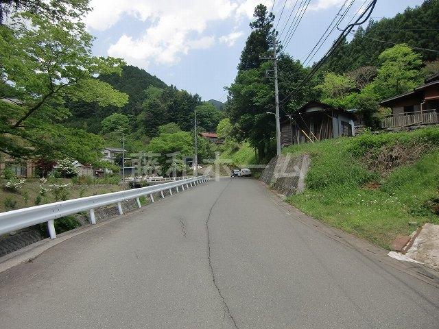 Local photos, including front road. Local (May 2012) shooting