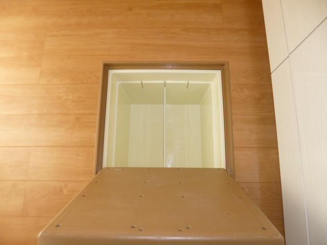 Kitchen. Underfloor Storage