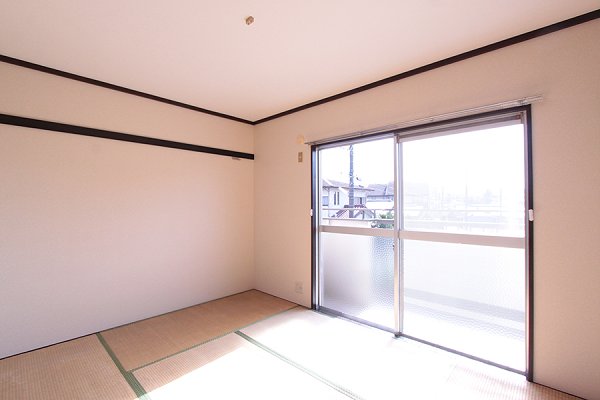 Living and room. East Japanese-style room 6 tatami